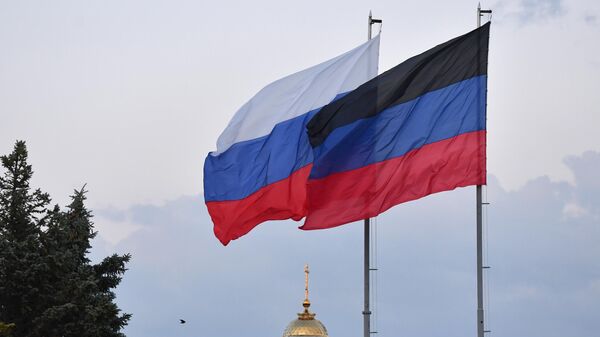 Bandeiras da República Popular de Donetsk e da Rússia - Sputnik Brasil