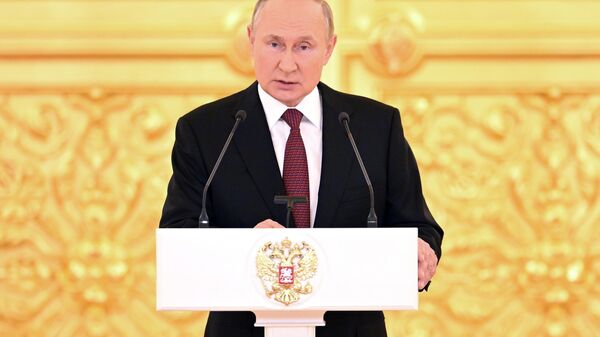 O presidente russo, Vladimir Putin, cumprimenta novos embaixadores estrangeiros chegados à Rússia, em 20 de setembro de 2022 - Sputnik Brasil