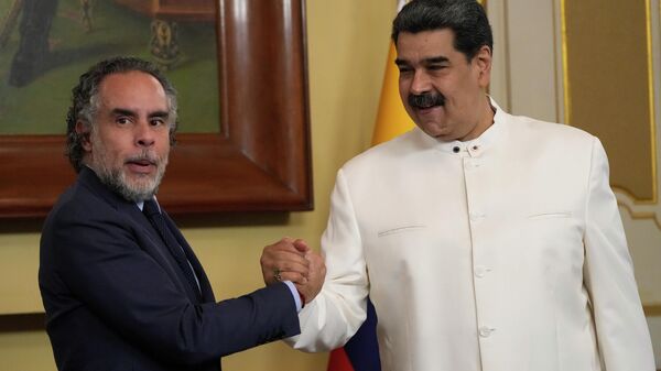 O presidente da Venezuela, Nicolás Maduro, se encontra com o novo embaixador da Colômbia, Armando Benedetti, no Palácio Miraflores, em Caracas, Venezuela, 29 de agosto de 2022 - Sputnik Brasil
