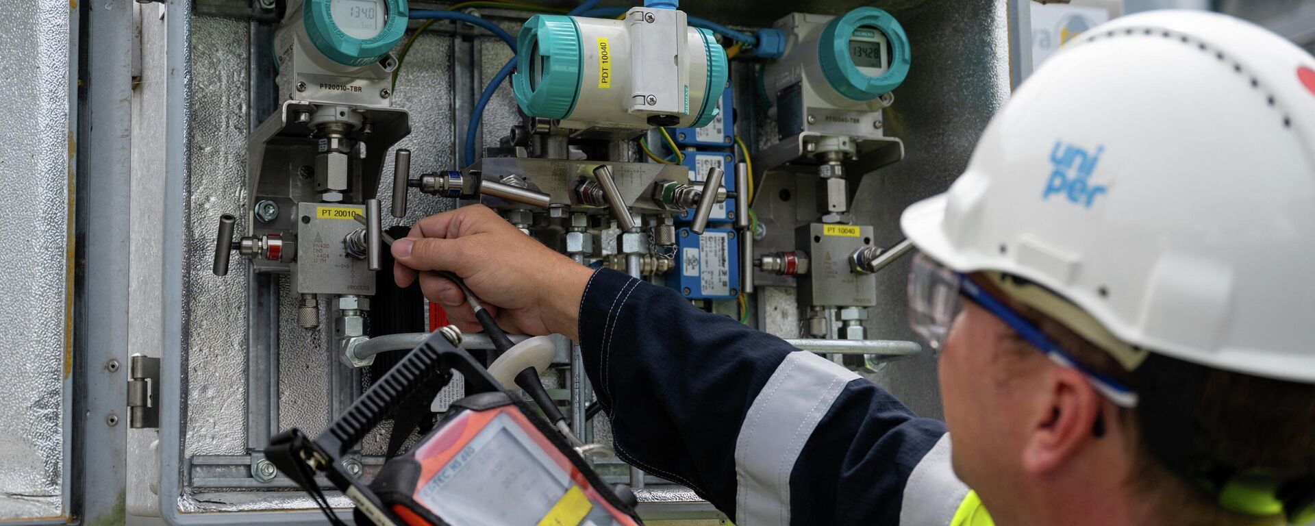 Um funcionário da Uniper SE inspecionando uma instalação de superfície de armazenamento de gás natural na Uniper em Bierwang, sul da Alemanha, 10 de junho de 2022 - Sputnik Brasil, 1920, 21.09.2022