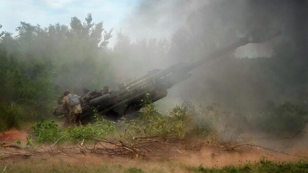 Militares ucranianos disparam contra posições russas com obuseiro M777 na região de Donetsk, 18 de junho de 2022 - Sputnik Brasil