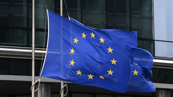 Uma bandeira europeia hasteada a meio mastro durante uma reunião de ministros de energia da União Europeia (UE) para encontrar soluções para o aumento dos preços da energia na sede da UE, em Bruxelas, 9 de setembro de 2022 - Sputnik Brasil