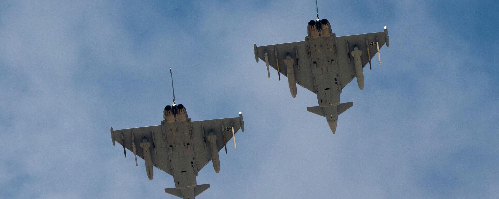 Dois caças de combate alemães Eurofighter Typhoon voam sobre a base aérea próxima de Eilat, na região sul de Israel, durante os exercícios militares Blue Flag, em 8 de novembro de 2017 - Sputnik Brasil, 1920, 09.02.2023