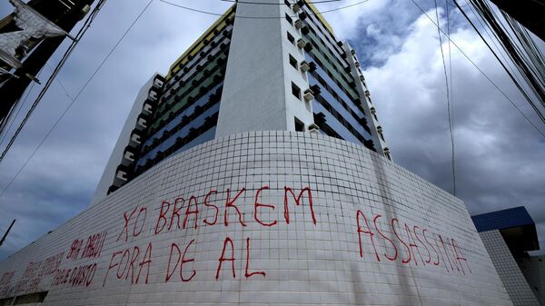 Pichações em muro de prédio desocupado em Maceió, capital de Alagoas, por causa da ameaça de subsidência do solo e problemas geológicos causados ​​por mina da Braskem - Sputnik Brasil