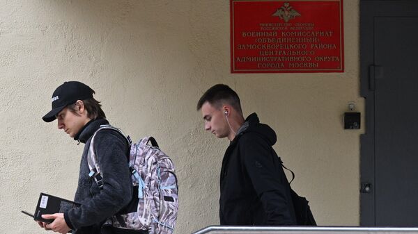 Dois jovens deixam um escritório de alistamento militar no distrito de Zamoskvoretsky, em Moscou, Rússia - Sputnik Brasil