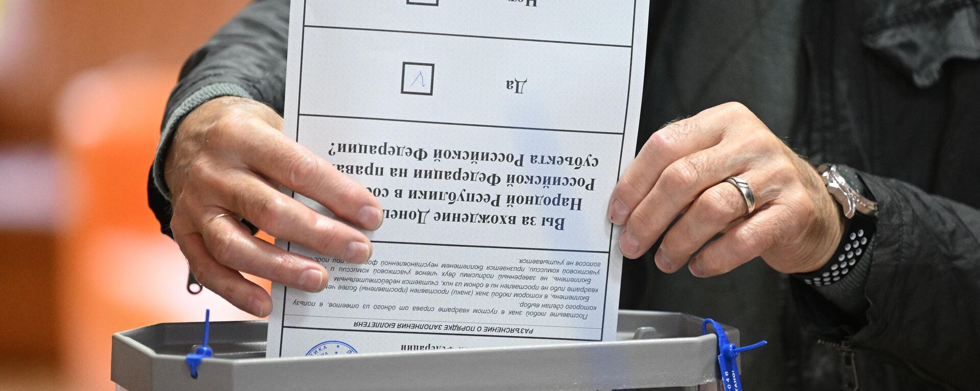 Homem vota no referendo sobre a integração das repúblicas populares de Donetsk (RPD) e Lugansk (RPL) à Rússia, em posto móvel em Moscou - Sputnik Brasil, 1920, 23.09.2022