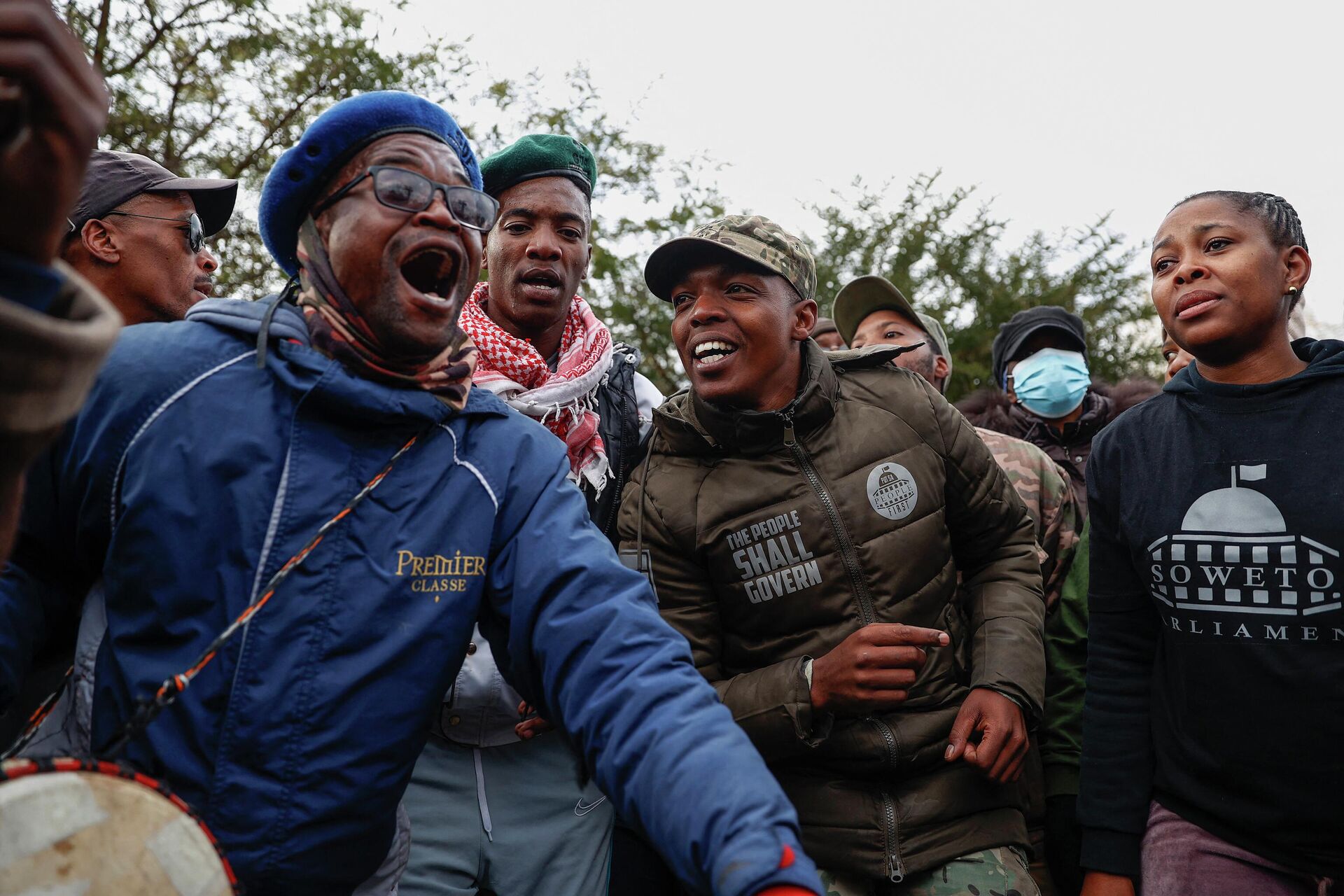 Líder da Operaçao Dudula, Nhlanhla 'Lux' Mohlauli, canta slogans com moradores de Soweto, África do Sul, 21 de junho de 2022 - Sputnik Brasil, 1920, 23.09.2022