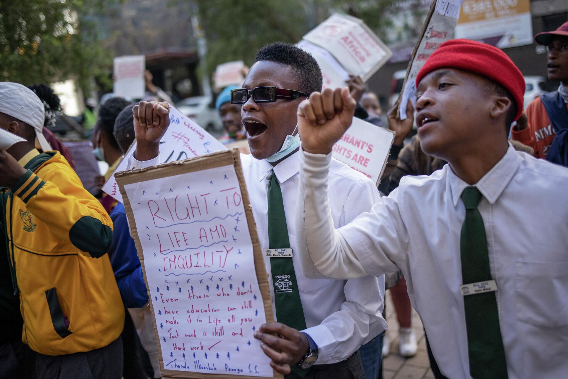 Estudantes do colegial protestam contra a xenofobia em Joanesburgo, África do Sul, 25 de maio de 2022 - Sputnik Brasil, 1920, 23.09.2022