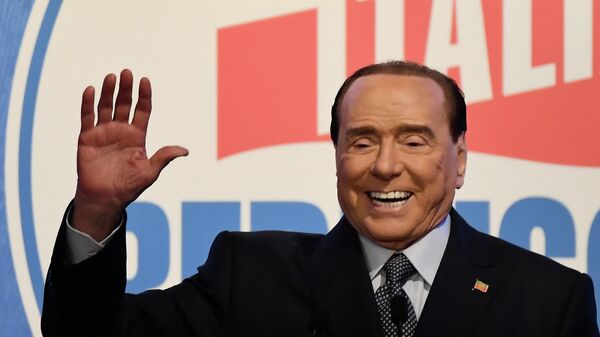 O ex-primeiro-ministro italiano e líder do partido Forza Italia, Silvio Berlusconi, gesticula durante um comício em Roma em 9 de março de 2022 - Sputnik Brasil