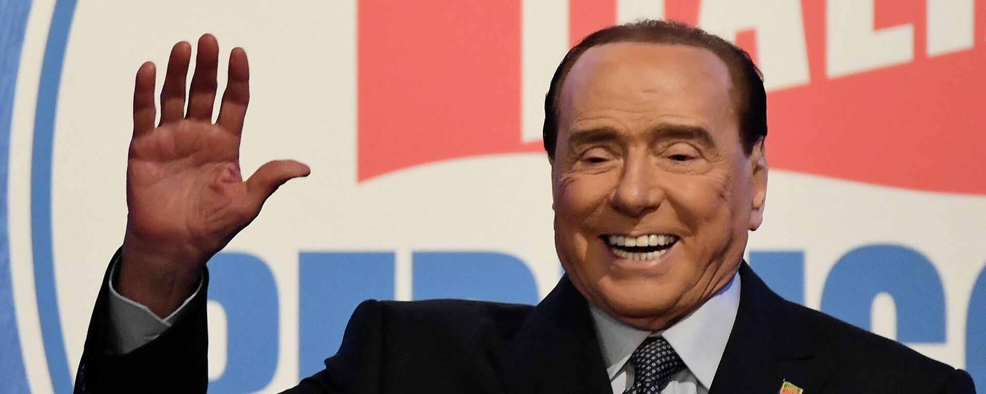 O ex-primeiro-ministro italiano e líder do partido Forza Italia, Silvio Berlusconi, gesticula durante um comício em Roma em 9 de março de 2022 - Sputnik Brasil, 1920, 23.09.2022