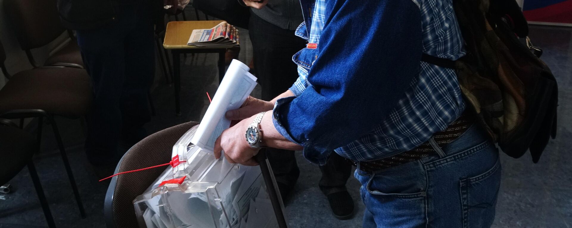 Homem vota em referendo sobre a integração da região de Kherson à Rússia em local de votação em Kherson, em 23 de setembro de 2022 - Sputnik Brasil, 1920, 23.09.2022
