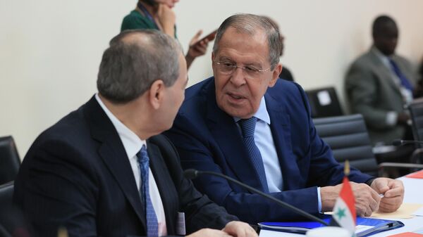 O ministro das Relações Exteriores da Síria, Faisal Mikdad, conversa com o chanceler da Rússia, Sergei Lavrov em encontro realizado durante a 77ª sessão da Assembleia Geral da ONU - Sputnik Brasil