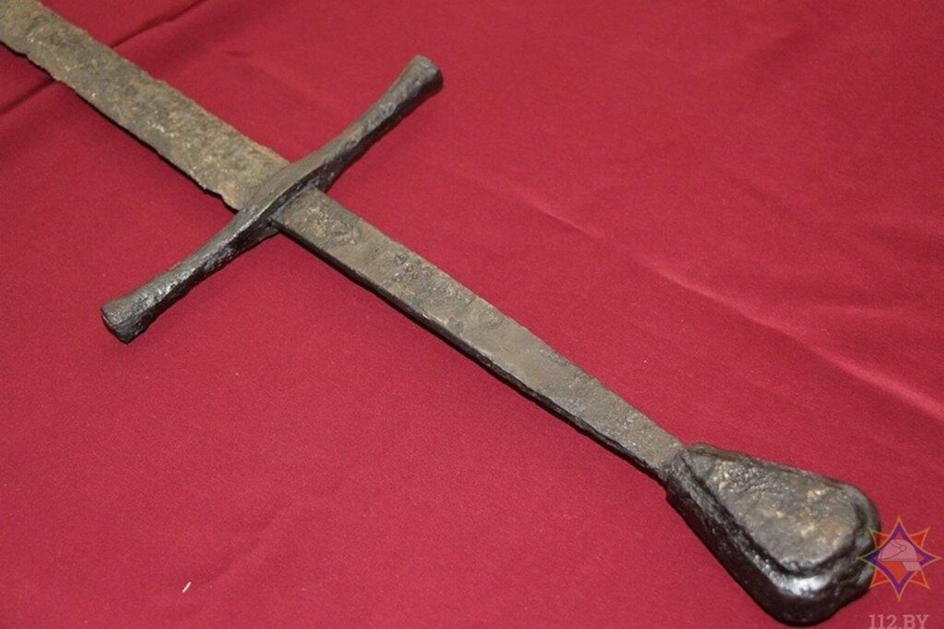 Espada medieval encontrada em rio de Belarus por um bombeiro - Sputnik Brasil, 1920, 24.09.2022