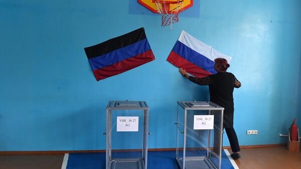 Preparação de um posto de votação na cidade de Volnovakha, República Popular de Donetsk, foto publicada em 24 de setembro de 2022 - Sputnik Brasil