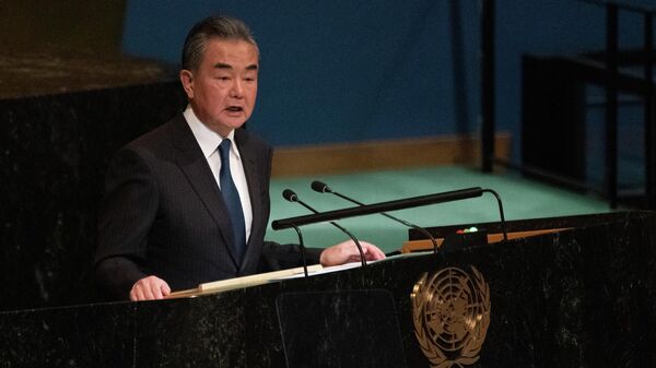 O ministro das Relações Exteriores da China, Wang Yi, discursa na 77ª sessão da Assembleia Geral das Nações Unidas na sede da ONU em Nova York em 24 de setembro de 2022 - Sputnik Brasil