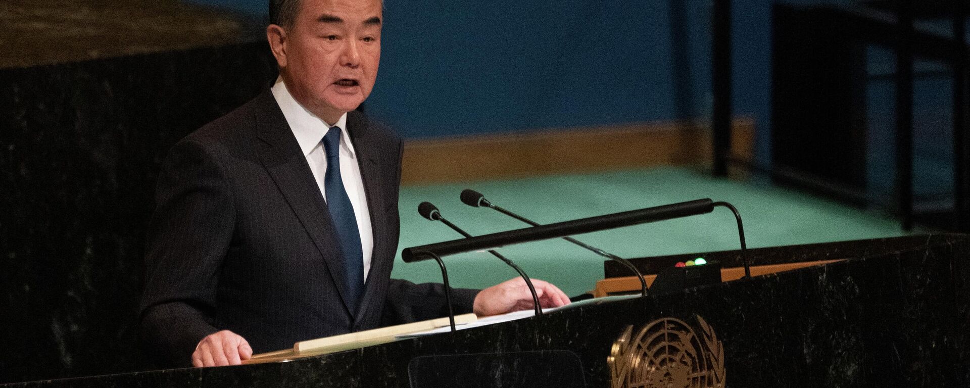 O ministro das Relações Exteriores da China, Wang Yi, discursa na 77ª sessão da Assembleia Geral das Nações Unidas na sede da ONU em Nova York em 24 de setembro de 2022 - Sputnik Brasil, 1920, 24.09.2022