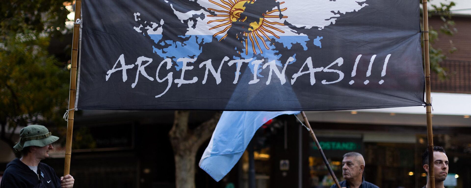 Homem segura bandeira retratando as ilhas Malvinas como território argentino junto da embaixada do Reino Unido em Buenos Aires, Argentina, 2 de abril de 2022 - Sputnik Brasil, 1920, 24.09.2022