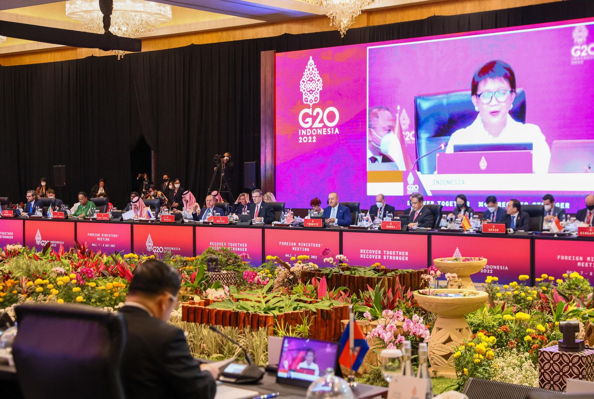 Funcionários participam da sessão de abertura da Reunião de Ministros das Relações Exteriores do G20 na ilha de Bali, na Indonésia (foto divulgada pelo Ministério das Relações Exteriores da Rússia) - Sputnik Brasil, 1920, 27.09.2022