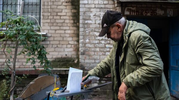 Residente de Severodonetsk vota em um local de votação na República Popular de Lugansk, em 24 de setembro de 2022 - Sputnik Brasil