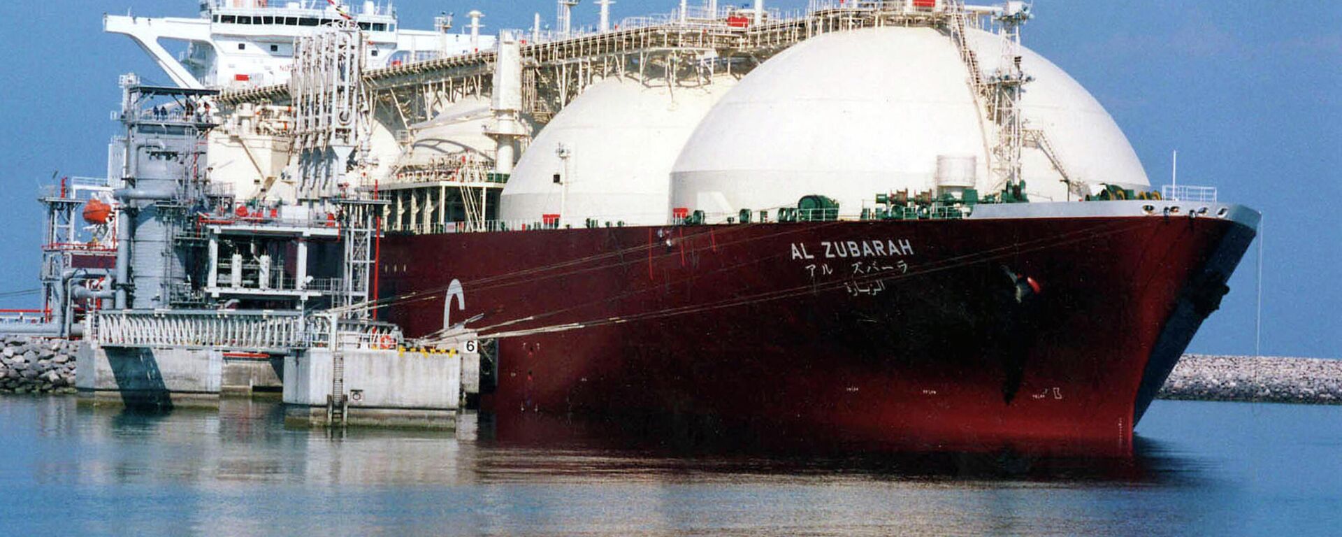 Navio-tanque de gás natural liquefeito (GNL) do Catar sendo carregado com GNL no porto marítimo de Raslaffans, norte do Catar - Sputnik Brasil, 1920, 25.09.2022