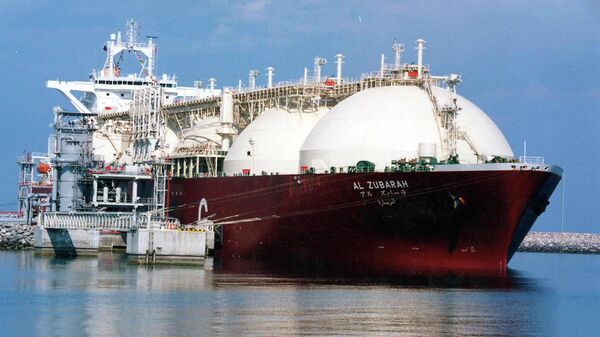Navio-tanque de gás natural liquefeito (GNL) do Catar sendo carregado com GNL no porto marítimo de Raslaffans, norte do Catar - Sputnik Brasil