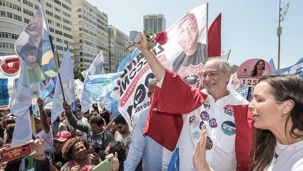 O presidenciável Ciro Gomes (PDT) faz ato de campanha na praia de Copacabana - Sputnik Brasil