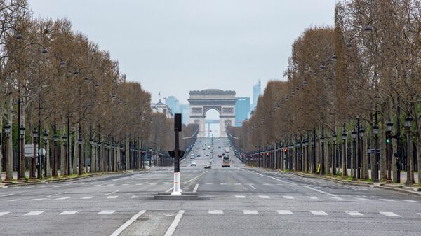 Champs Elysees, em Paris, deserta durante a pandemia de COVID-19 - Sputnik Brasil