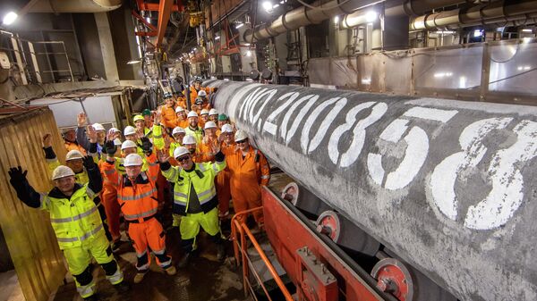 Empregados celebram antes da submersão do último tubo de gás da segunda linha do gasoduto Nord Stream 2 no mar Báltico em 6 de setembro de 2021 - Sputnik Brasil