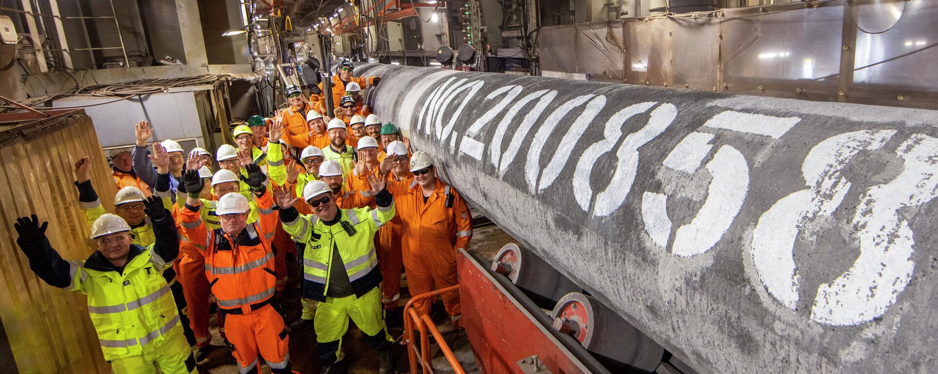 Empregados celebram antes da submersão do último tubo de gás da segunda linha do gasoduto Nord Stream 2 no mar Báltico em 6 de setembro de 2021 - Sputnik Brasil, 1920, 25.09.2022