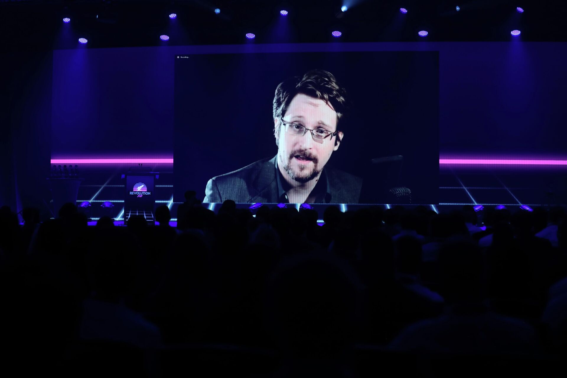Edward Snowden, denunciante da Agência de Segurança Nacional (NSA, na sigla em inglês) dos EUA, fala com participantes da conferência Revolution 2021 no Gaylord Palms Resort and Convention Center em Kissimmee, Flórida, EUA, foto publicada em 5 de agosto de 2021 - Sputnik Brasil, 1920, 26.09.2022