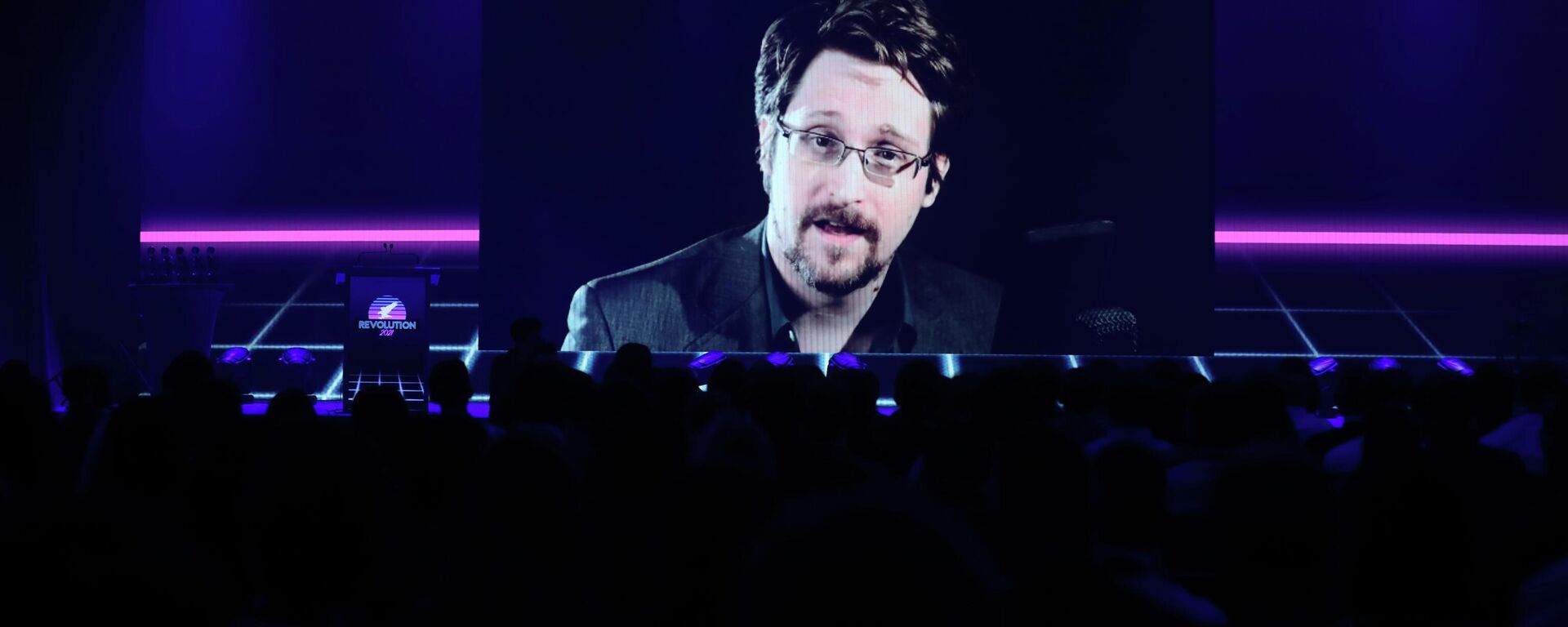 Edward Snowden, denunciante da Agência de Segurança Nacional (NSA, na sigla em inglês) dos EUA, fala com participantes da conferência Revolution 2021 no Gaylord Palms Resort and Convention Center em Kissimmee, Flórida, EUA, foto publicada em 5 de agosto de 2021 - Sputnik Brasil, 1920, 14.02.2023