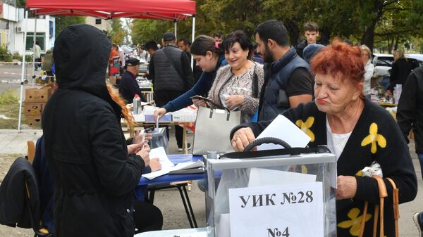 Moradores de Mariupol votam em referendo sobre adesão da República Popular de Donetsk (RPD) à Rússia - Sputnik Brasil