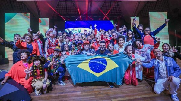 Lula com artistas durante comício na reta final da campanha eleitoral. São Paulo, 26 de setembro de 2022. - Sputnik Brasil