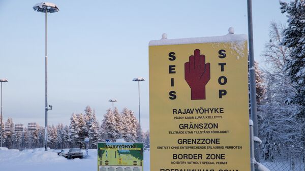 Sinais da zona de fronteira são vistos na fronteira finlandesa-russa em Salla, norte da Finlândia, 20 de janeiro de 2016 - Sputnik Brasil