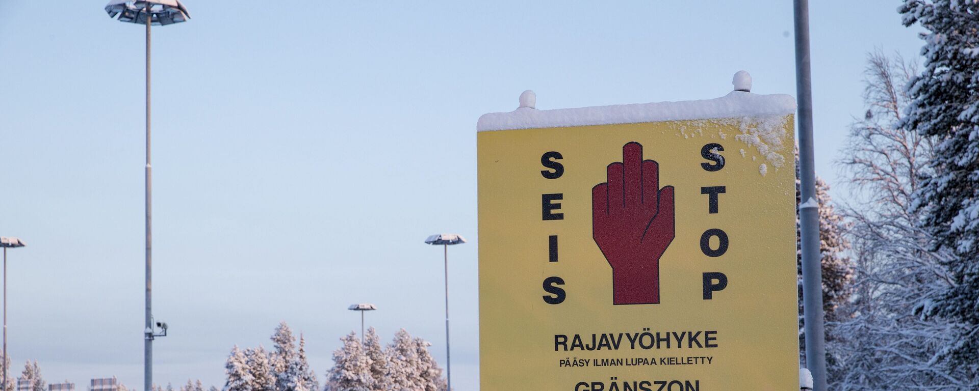 Sinais da zona de fronteira são vistos na fronteira finlandesa-russa em Salla, norte da Finlândia, 20 de janeiro de 2016 - Sputnik Brasil, 1920, 27.09.2022