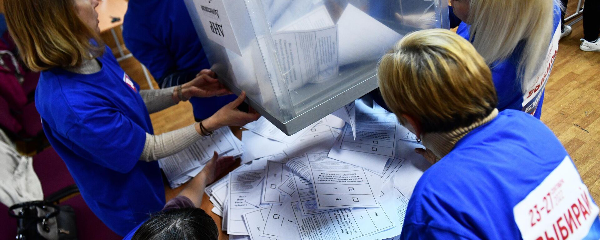 Comissão eleitoral apura votos no referendo sobre adesão das RPD e RPL e das regiões de Zaporozhie e Kherson em um local de votação em Ekaterinburgo - Sputnik Brasil, 1920, 28.09.2022