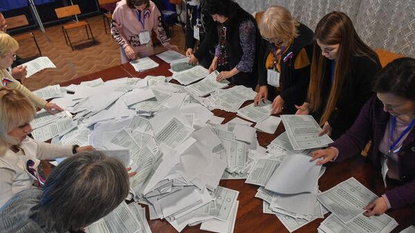 A contagem dos votos dos referendos de adesão das repúblicas populares de Donetsk (RPD) e Lugansk (RPL), Zaporozhie e Kherson à Rússia - Sputnik Brasil