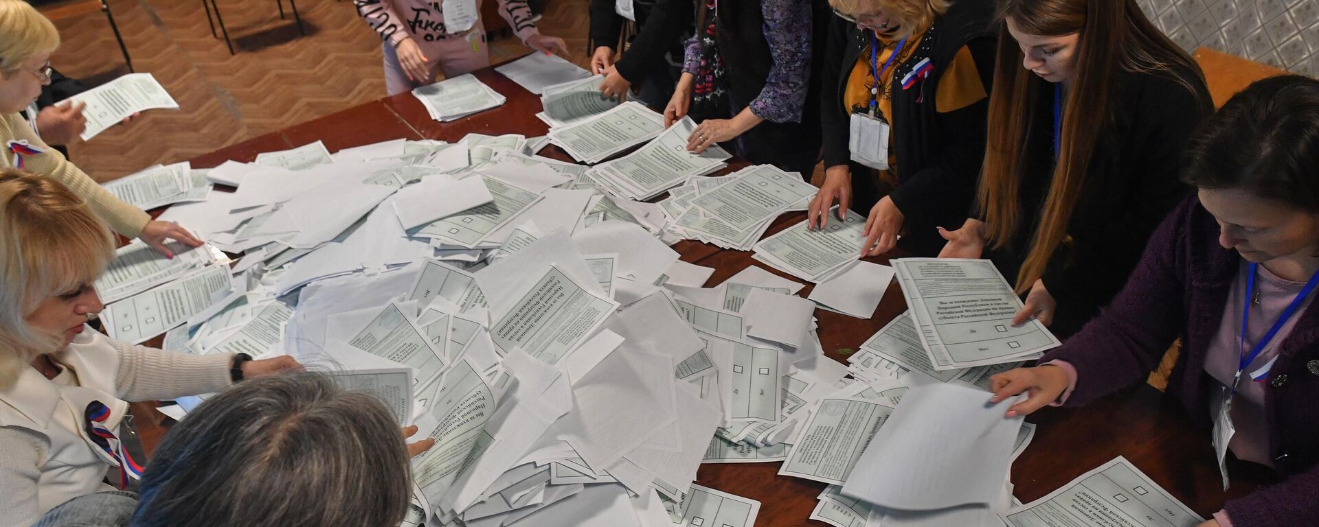 A contagem dos votos dos referendos de adesão das repúblicas populares de Donetsk (RPD) e Lugansk (RPL), Zaporozhie e Kherson à Rússia - Sputnik Brasil, 1920, 27.09.2022