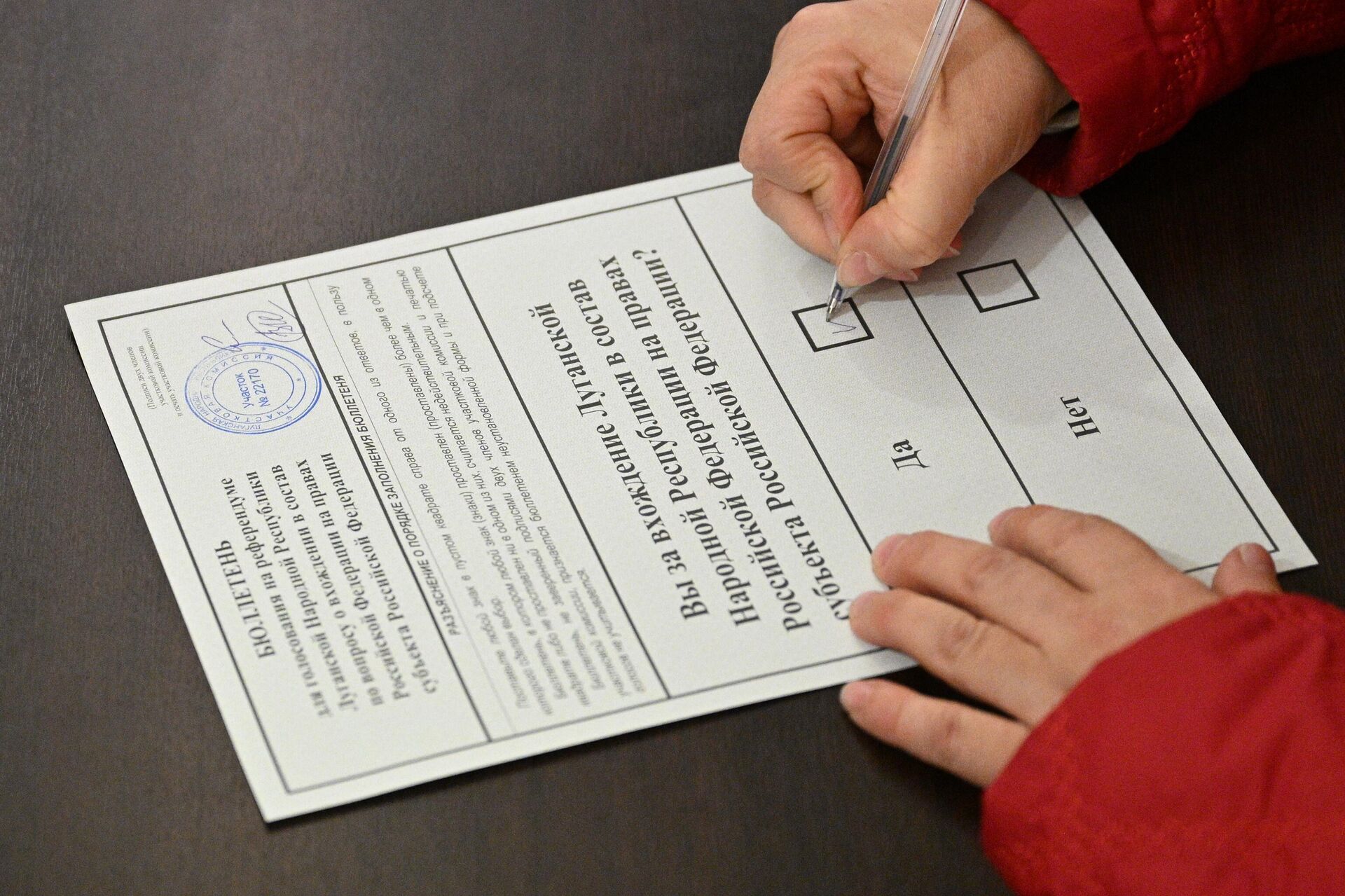 Uma pessoa vota durante o referendo sobre a adesão das repúblicas populares de Donetsk (RPD) e Lugansk (RPL) e das regiões de Zaporozhie e Kherson à Rússia, na assembleia de voto em Moscou, na Rússia, em 27 de setembro de 2022 - Sputnik Brasil, 1920, 27.09.2022