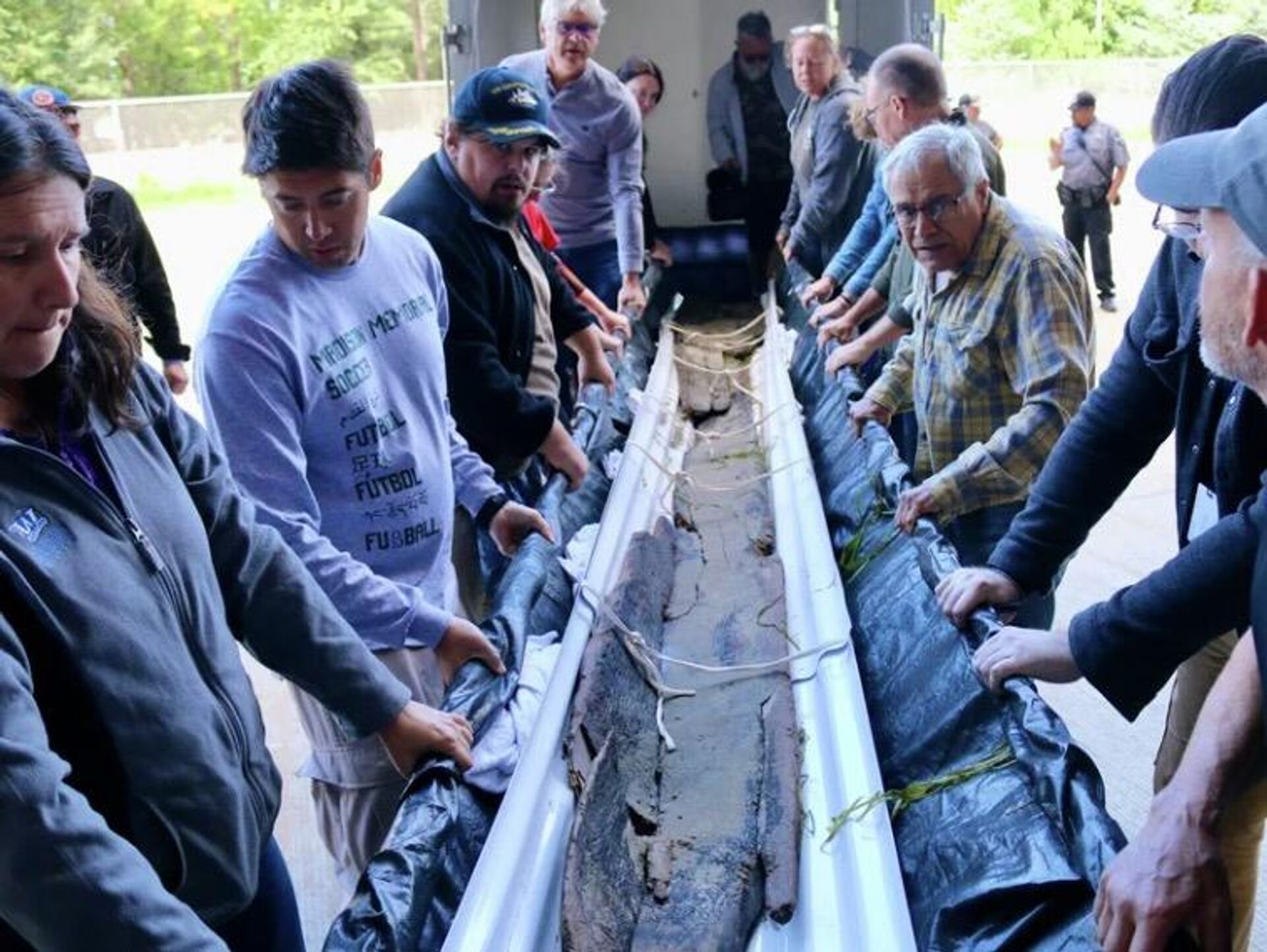 Voluntários e membros da sociedade histórica do estado de Wisconsin removem canoa do trailer de transporte e a levam para o Arquivo Estadual de Preservação em Madison  - Sputnik Brasil, 1920, 28.09.2022