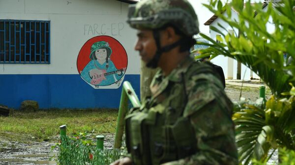 Um soldado monta guarda em um Espaço Territorial de Treinamento e Reincorporação (ETCR) em Dabeiba, departamento de Antioquia, Colômbia, em 23 de novembro de 2021 - Sputnik Brasil