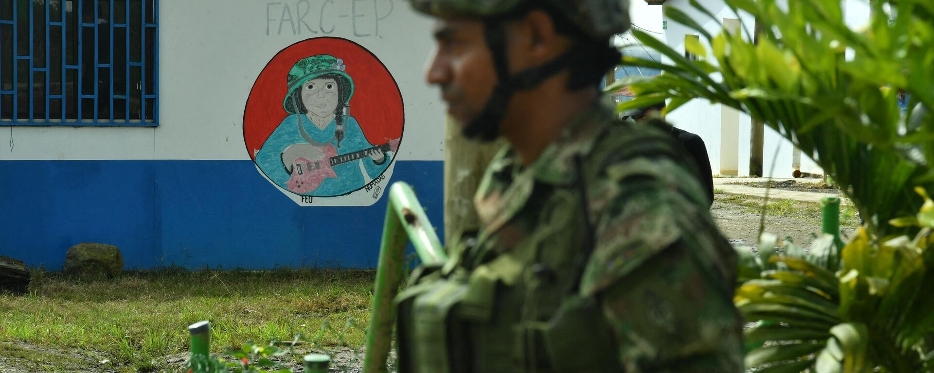 Um soldado monta guarda em um Espaço Territorial de Treinamento e Reincorporação (ETCR) em Dabeiba, departamento de Antioquia, Colômbia, em 23 de novembro de 2021 - Sputnik Brasil, 1920, 28.09.2022