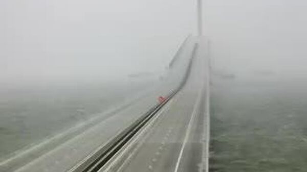 Ponte Skyway, na Flórida, fechada para o tráfego nos dois sentidos durante a passagem do furacão Ian, em 28 de setembro de 2022 - Sputnik Brasil