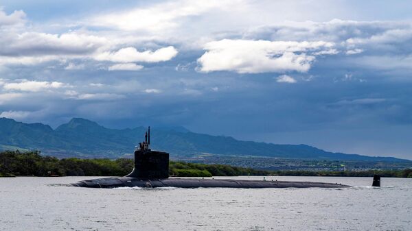 Nesta foto de arquivo fornecida pela Marinha dos EUA, o submarino de ataque rápido da classe Virginia USS Missouri (SSN 780) parte da Base Conjunta Pearl Harbor-Hickam para uma implantação programada na área de responsabilidade da 7ª Frota, 1º de setembro de 2021 - Sputnik Brasil