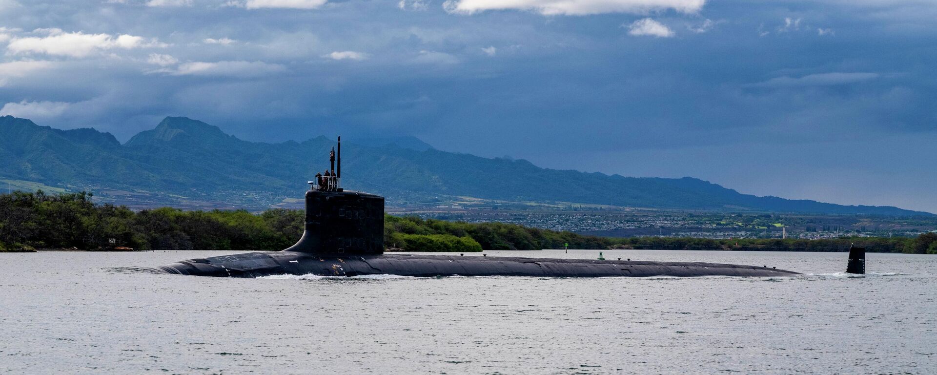 Nesta foto de arquivo fornecida pela Marinha dos EUA, o submarino de ataque rápido da classe Virginia USS Missouri (SSN 780) parte da Base Conjunta Pearl Harbor-Hickam para uma implantação programada na área de responsabilidade da 7ª Frota, 1º de setembro de 2021 - Sputnik Brasil, 1920, 16.03.2023