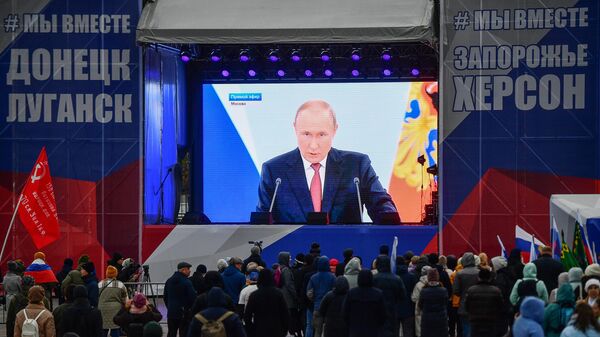 Transmissão de discurso de Vladimir Putin, presidente russo, durante cerimônia de assinatura do acordo de integração à Rússia das repúblicas populares de Donetsk (RPD) e Lugansk (RPL) e das regiões de Kherson e Zaporozhie, em Ekaterinburgo, na Rússia, em 30 de setembro de 2022 - Sputnik Brasil
