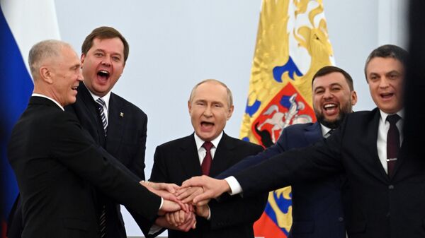 No centro, o presidente russo, Vladimir Putin, com os líderes dos novos territórios integrados à Rússia, após cerimônia de assinatura dos acordos de adesão, em 30 de setembro de 2022 - Sputnik Brasil