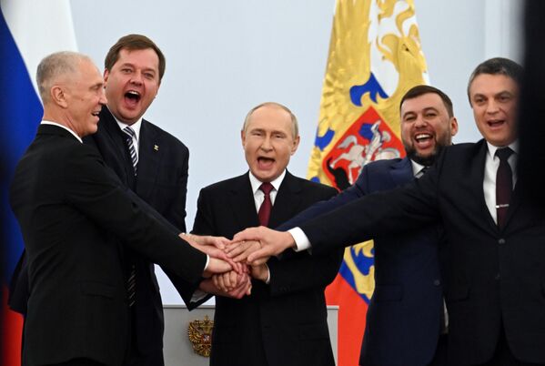 No centro, o presidente russo, Vladimir Putin, com os líderes dos novos territórios integrados à Rússia, após cerimônia de assinatura dos acordos de adesão, em 30 de setembro de 2022. - Sputnik Brasil