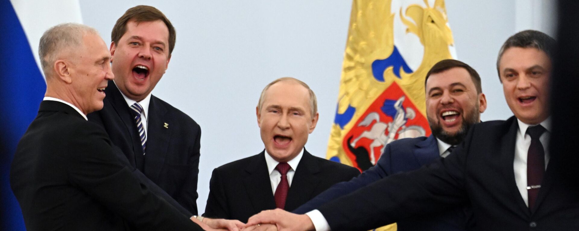 No centro, o presidente russo, Vladimir Putin, com os líderes dos novos territórios integrados à Rússia, após cerimônia de assinatura dos acordos de adesão, em 30 de setembro de 2022 - Sputnik Brasil, 1920, 30.09.2022