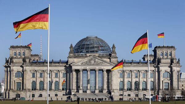 Bandeiras alemãs tremulam em frente ao edifício do Reichstag, sede do Parlamento Federal Alemão Bundestag, em Berlim, Alemanha - Sputnik Brasil